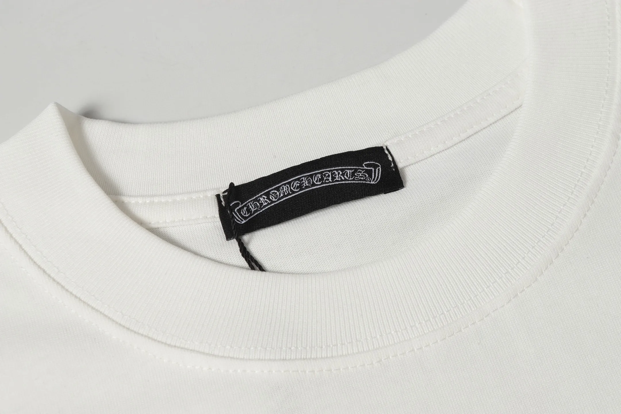 🅿️170 Chrome hearte/Chrome heart ch 25ss early spring Sanskrit horseshoe print short-sleeved T-shirt. A must-have item for daily commuting for men and women in light luxury. The correct version is welcome to compare. Detailed features: ·280g 100% cotton double yarn jersey fabric. ·Custom-dyed in the same cylinder, special thickened 32 pieces double-strand 1x1 thread. ·Double-needle cross-stitch technology. ·Original main mark washed tag. Color: black white. Size: XS-L